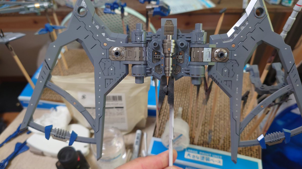 もう勘弁して…
これで大体のパーツにスミ入れ部分塗装終わった…はず…

まだキャップパーツは残ってるけど、黒色だからありがてぇ…ゲート処理して雑に黒吹けばOK！

HMMサラマンダー、さすがにそろそろ終わる…！