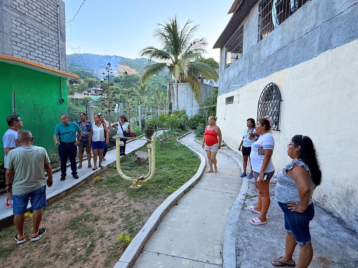 _FerminAlvarado's tweet photo. 💙 El Coloso merece volver a brillar. 🌳👧🛝
Este parque lo rescatamos cuando fui diputado, pero hoy está en abandono.
Los espacios públicos necesitan mantenimiento: recuperarlos es recuperar comunidad y seguridad.
¿Qué opinas? 👇💬
#ElColoso #AcapulcoMereceMás #FerminAlvarado https://t.co/c4JnfFzmNS