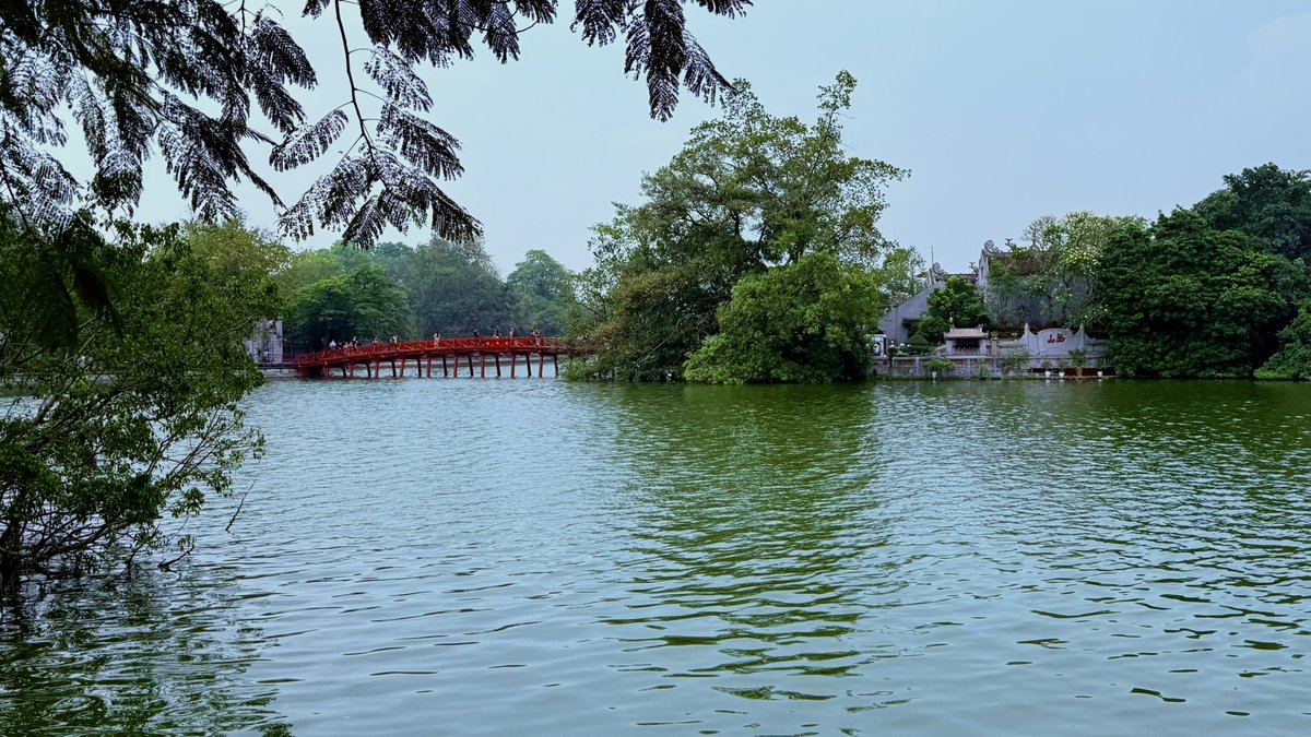 Aangekomen in de chaotische stad #hanoi #vietam . Zelden zo drukke stad gezien met duizenden toeterende auto's en scooters .