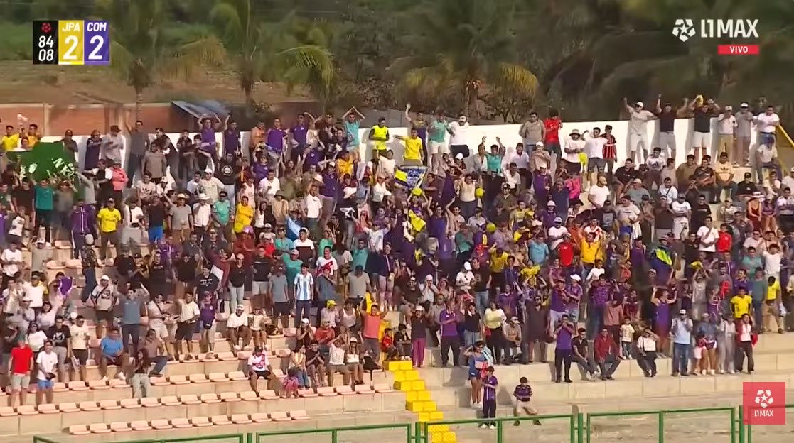 Hinchada de Comerciantes Unidos en Chongoyape ante Juan Pablo II por el Apertura 2026