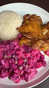 Eso para mi es ensalada blanca, la ensalada rusa es morada porque lleva beterraga