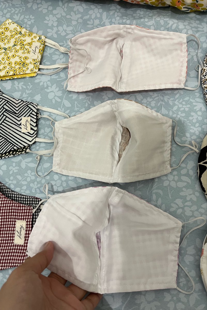elfdayzen's tweet photo. haii barangkali ada yg butuh/cari masker kain, ini preloved ya. sudah aku cuci bersihh, kalau mau dicuci lagii silahkan. yang tengah (kotak2) ini ada slot untuk lapis tissue/kain lagi. yang barisan pertama kebawah (kuning bunga) dia ada 2 model (depan belakang). take all 30k aja https://t.co/vqX7WSrXAw