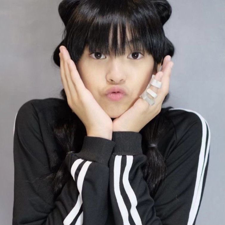 _CQTth's tweet photo. มามี้ลงสตอรี่จากที่เล่าเมื่อวานว่า ตอนเด็กพี่ชายน้องสาวดวลเทควันโด้กัน แต่พี่เปอร์แตะพลาด นิ้วก้อยเลยหัก ต้องดามนิ้วไว้ด้วยเลย แล้วดามนิ้วไปออดิชั่น คนที่รักการเป็นไอดอลที่สุด 👊🏻💢🩹

#CHIQUITA #치키타 #BABYMONSTER https://t.co/MOkChukZUu