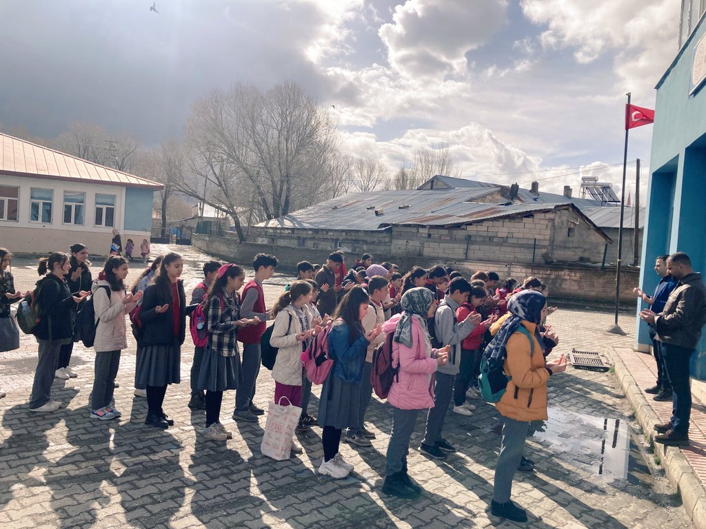 karasuort04's tweet photo. Yüreğimizde derin bir sızıyla; dualar ve Fatihalarla vefat eden meslektaşlarımızı ve öğrencilerimizi rahmetle andık.
Rabbimizden kendilerine rahmet, geride kalanlara sabr-ı cemil diliyoruz. 🇹🇷

@hasan_kokrek 
@agri_mem_arge 
@ramazanylldrm https://t.co/d0dfkUmAbl