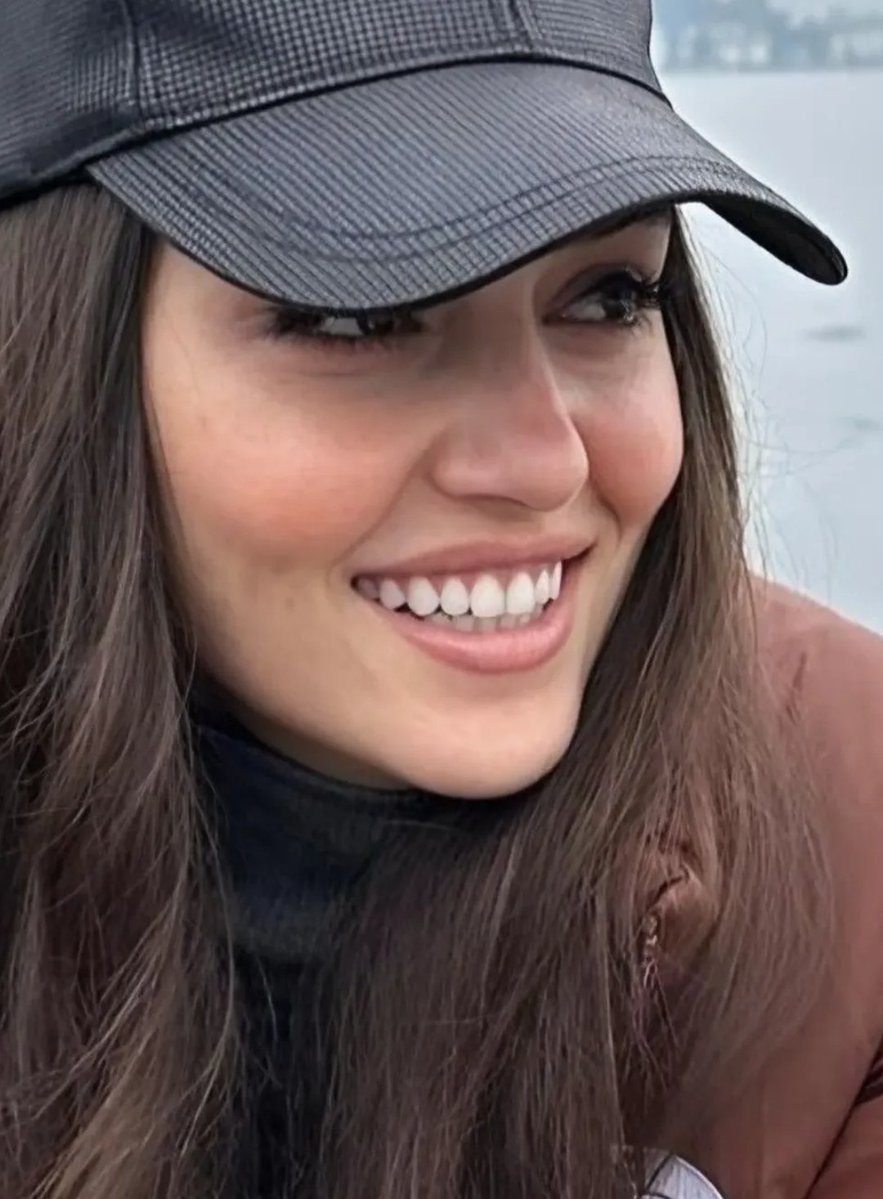 MiyyMiyyHande's tweet image. Ojalá este tiempo de detox de redes sea tiempo para escribir, pintar, estudiar,...para reconstruirte y crecer como persona. Ojalá nos traiga a una #HandeErçel con su energía positiva, con su alegría, con su tesón y su gran corazón habituales. Es bueno protegerse, parar y pensar