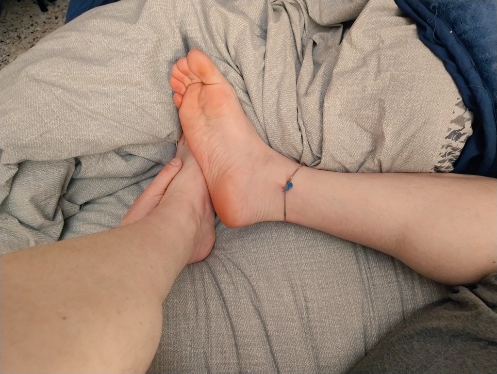 I have to get out of bed but I don't want to I'm sooooo tired cwc

#feetِ #gay #gayfeet #boy #boyfeet #twink #malefeet #soles #paws #barefoot
