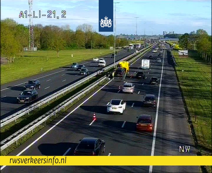 RWSverkeersinfo's tweet image. Na een ongeval op de #A1 voor Naarden-Vesting leek het een eenvoudige berging te zijn maar een oliespoor gooit roet in het eten. Een ZOAB-cleaner is onderweg om dit op te vegen. Dat zal rond 09.00 uur klaar zijn. Richting Amsterdam heb je ruim 30 minuten vertraging.
