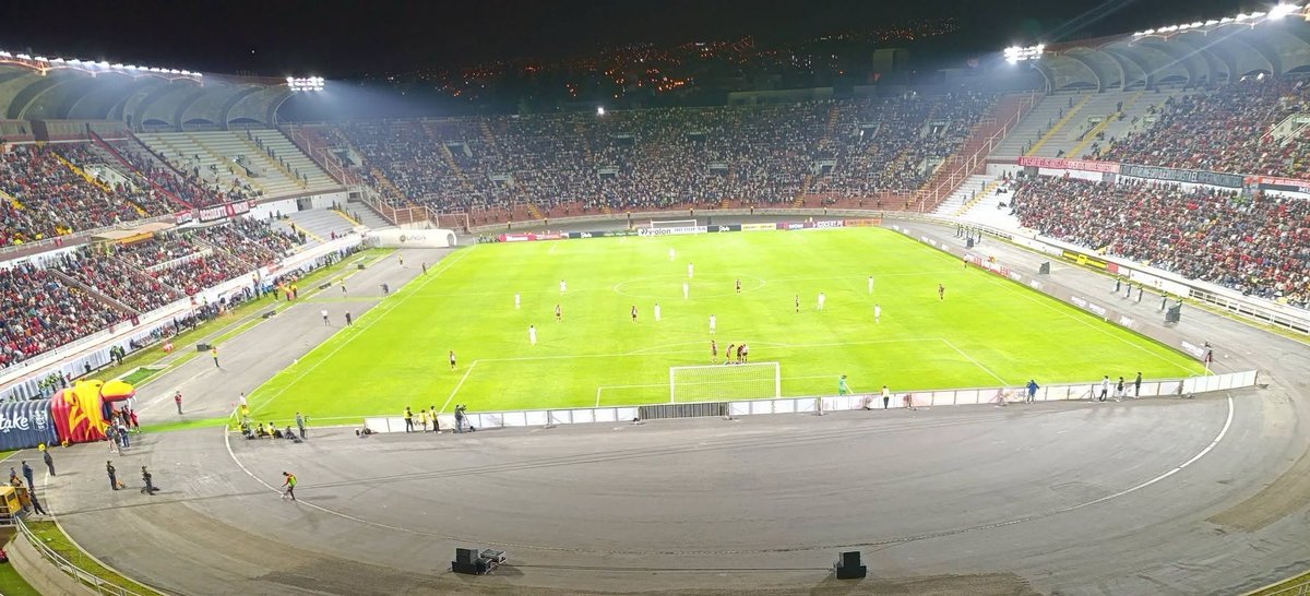 Hinchada de Universitario en la tribuna norte de la UNSA de Arequipa ante Melgar por el Apertura 2026