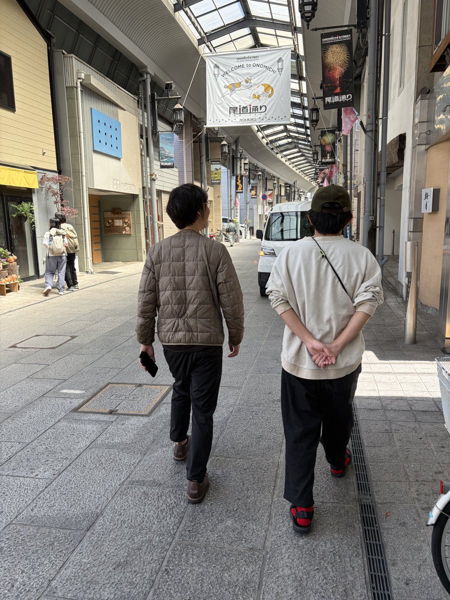 takesobtb's tweet photo. 小倉ヒラクさんと石崎さんにくっついて、尾道造酢さんに行ってまいりました。
道中街歩き収録。

小倉さんと取締役田中丸さんの解説つき贅沢な見学ツアーも！
貴重な体験できました。
お酢は奥深い。 https://t.co/11OAnCjGFZ