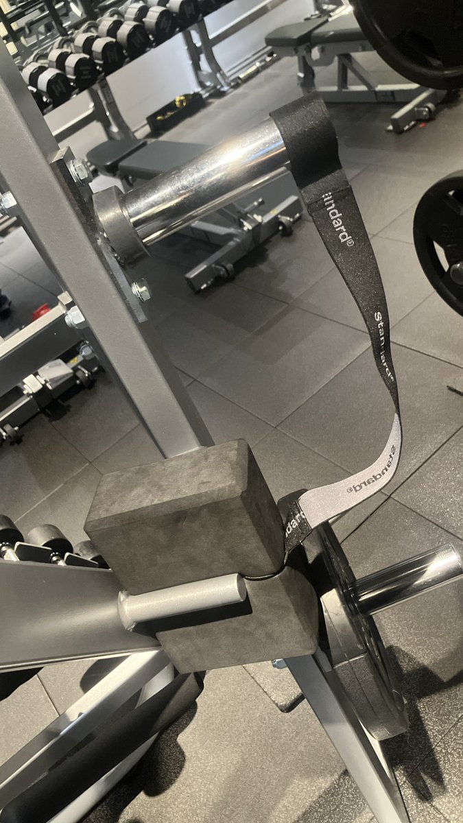 okimuscle's tweet photo. 胸
ワイドチェストプレスの最初のポジションがきつくなってきたので、最近ヨガブロックを導入。落ちてどっか行かないように紐もつけて。あり。出来ればジムに常備されてて欲しい！
#筋トレ #筋トレMEMO
#筋トレ垢と繋がりたい https://t.co/uCAthXDPGH