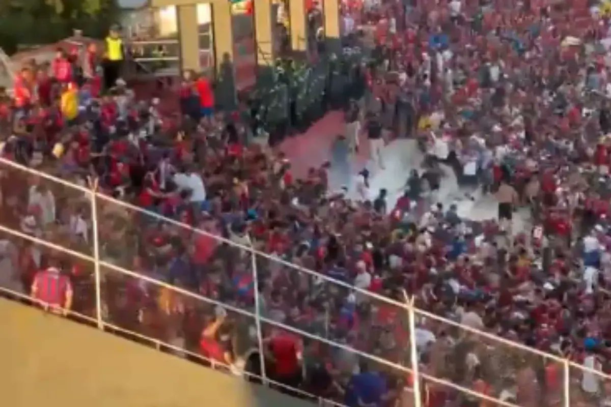 DeportesTND's tweet image. ⚽️ Qué vergüenza lo ocurrido en el Defensores del Chaco: Olimpia vs Cerro Porteño suspendido por disturbios. En Colombia queremos pasión, no violencia. Seguridad primero y que el fútbol vuelva a brillar. #Fútbol #Paraguay