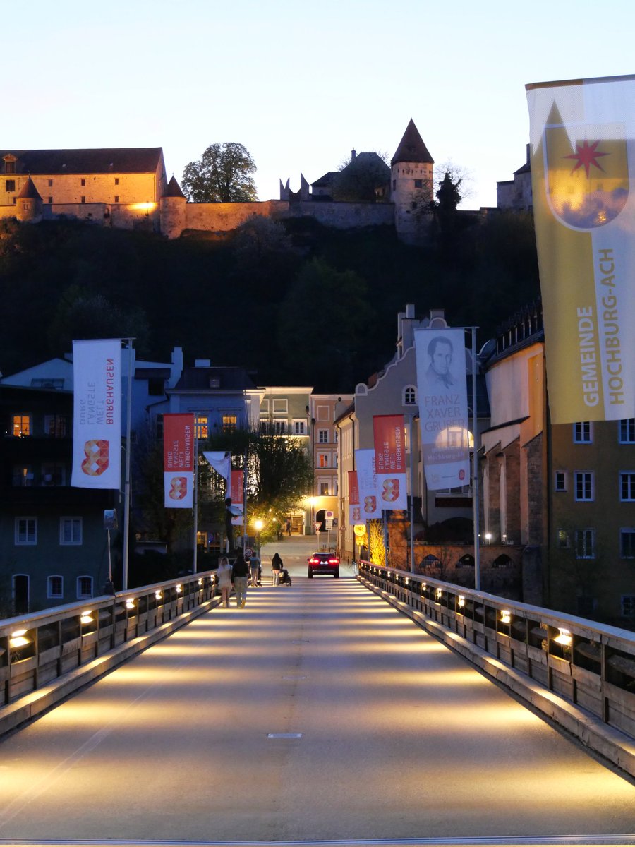 Throjaphoto's tweet image. Die Burg zu Burghausen im Sonnenuntergang und zur blauen Stunde von Österreich aus gesehen. 1/2
🏰 🇦🇹 🌇

#sunset #Sonnenuntergang
#BlueHour #blaueStunde
#Burg #Burghausen #Bavaria #Germany #Castle #photography