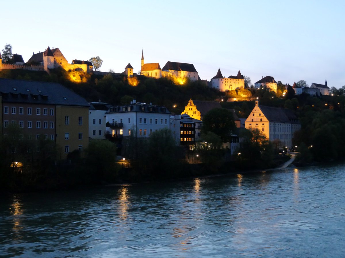 Throjaphoto's tweet image. Die Burg zu Burghausen im Sonnenuntergang und zur blauen Stunde von Österreich aus gesehen. 1/2
🏰 🇦🇹 🌇

#sunset #Sonnenuntergang
#BlueHour #blaueStunde
#Burg #Burghausen #Bavaria #Germany #Castle #photography