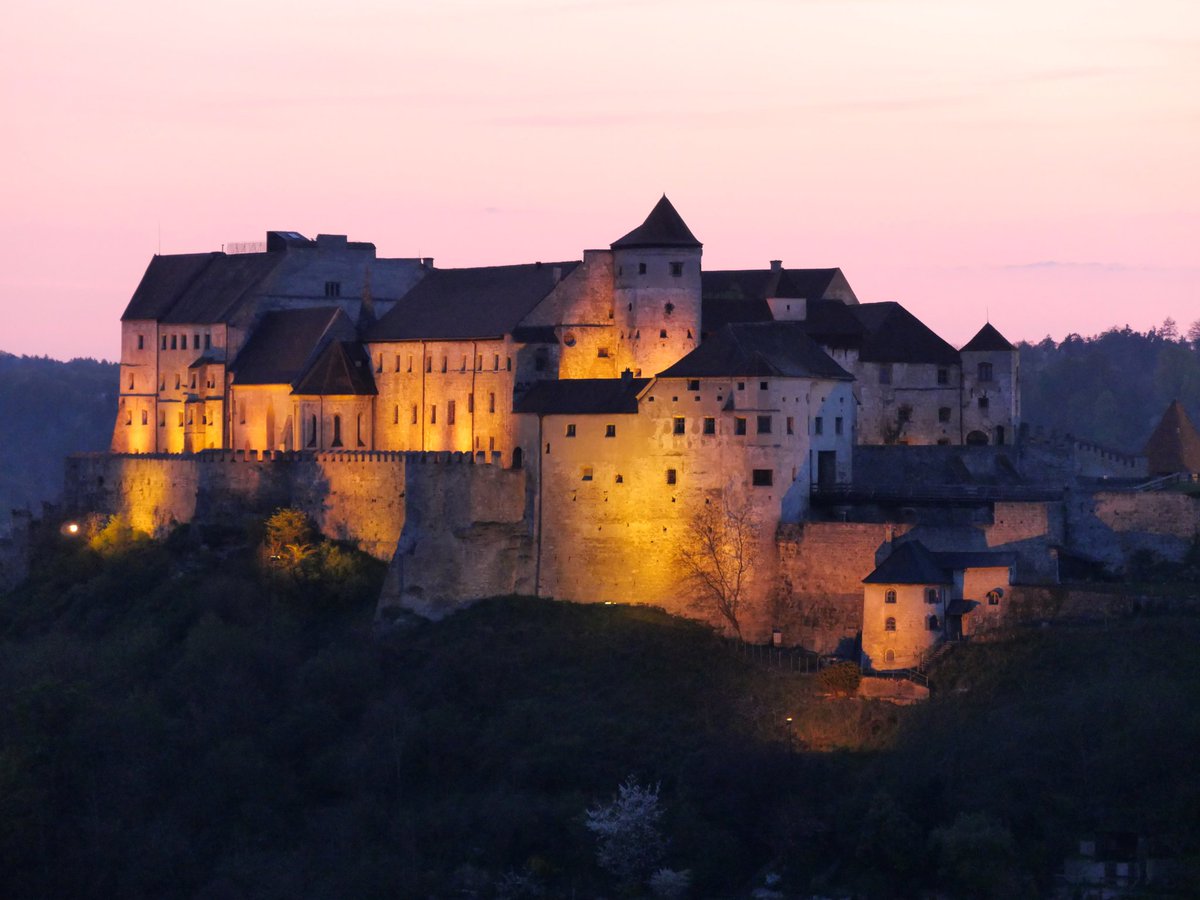 Throjaphoto's tweet image. Die Burg zu Burghausen im Sonnenuntergang und zur blauen Stunde von Österreich aus gesehen. 1/2
🏰 🇦🇹 🌇

#sunset #Sonnenuntergang
#BlueHour #blaueStunde
#Burg #Burghausen #Bavaria #Germany #Castle #photography