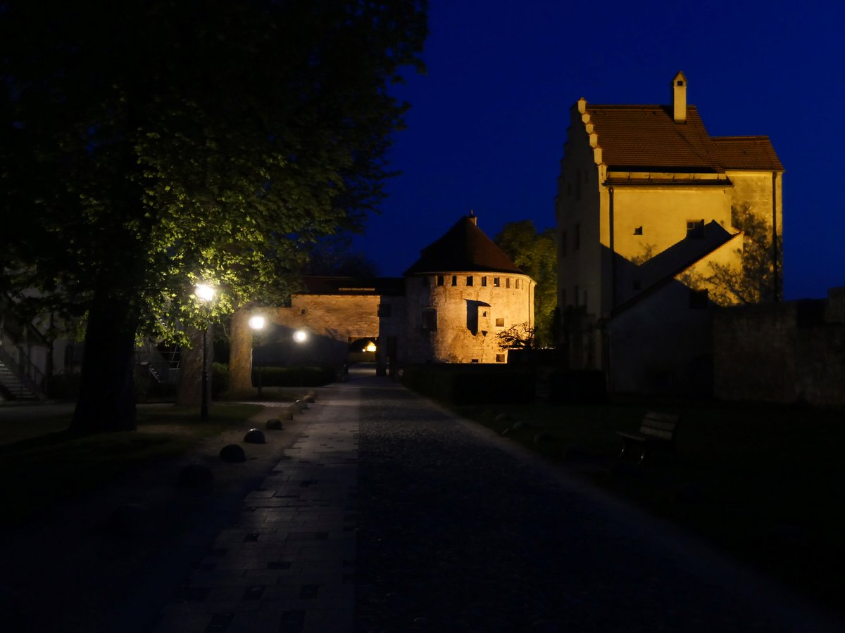 Throjaphoto's tweet image. Die Burg zu Burghausen im Übergang von der blauen Stunde zur Nacht. Wenn mit der Dunkelheit, die Stille und die Schatten kommen. 
🏰🌒

#BlueHour #blaueStunde
#night #Nacht 
#Burg #Burghausen #Bavaria #Germany #Castle #photography