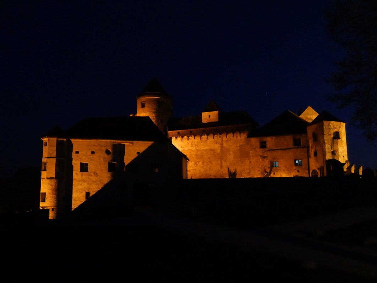 Throjaphoto's tweet image. Die Burg zu Burghausen im Übergang von der blauen Stunde zur Nacht. Wenn mit der Dunkelheit, die Stille und die Schatten kommen. 
🏰🌒

#BlueHour #blaueStunde
#night #Nacht 
#Burg #Burghausen #Bavaria #Germany #Castle #photography