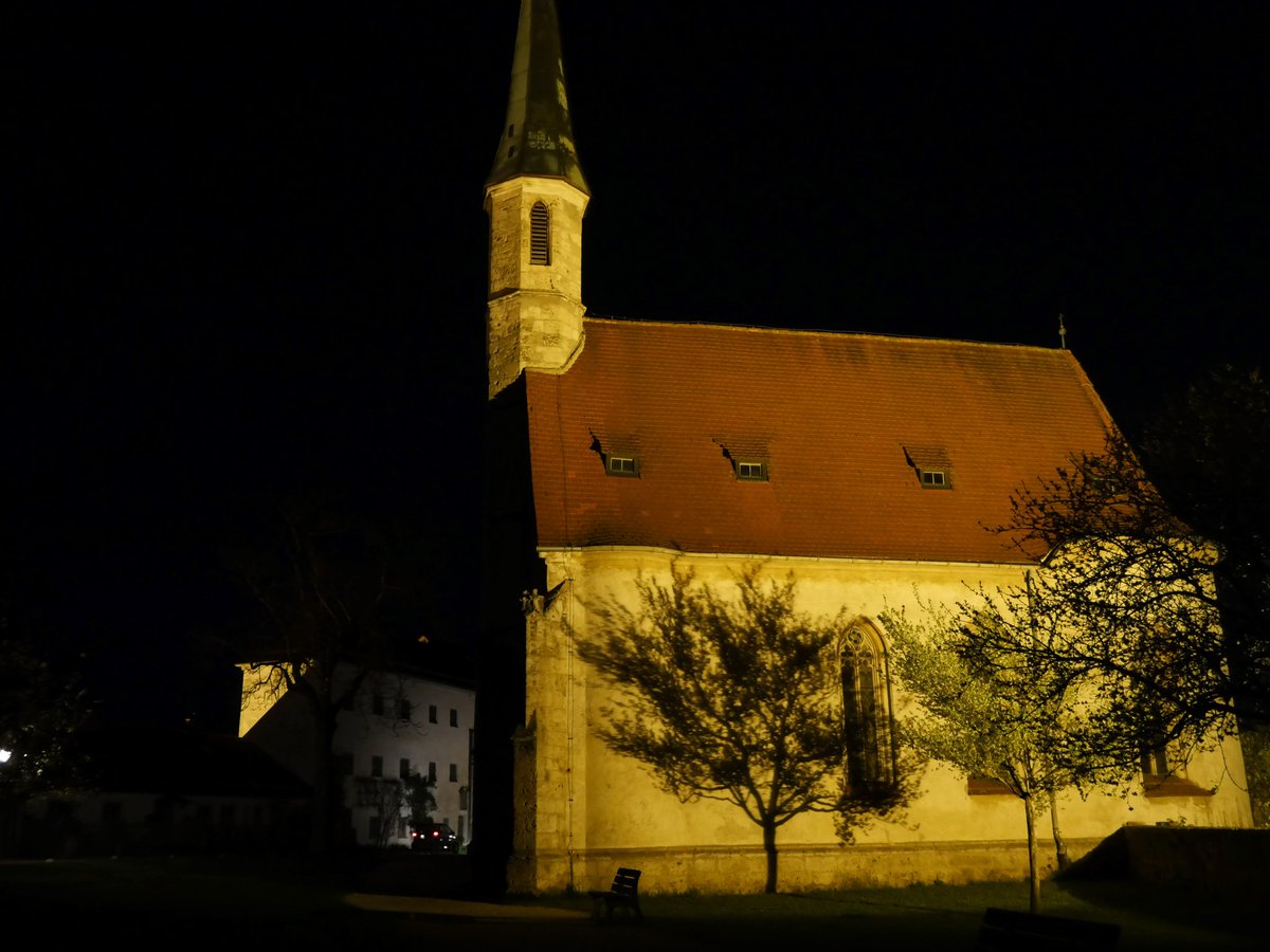 Throjaphoto's tweet image. Die Burg zu Burghausen im Übergang von der blauen Stunde zur Nacht. Wenn mit der Dunkelheit, die Stille und die Schatten kommen. 
🏰🌒

#BlueHour #blaueStunde
#night #Nacht 
#Burg #Burghausen #Bavaria #Germany #Castle #photography
