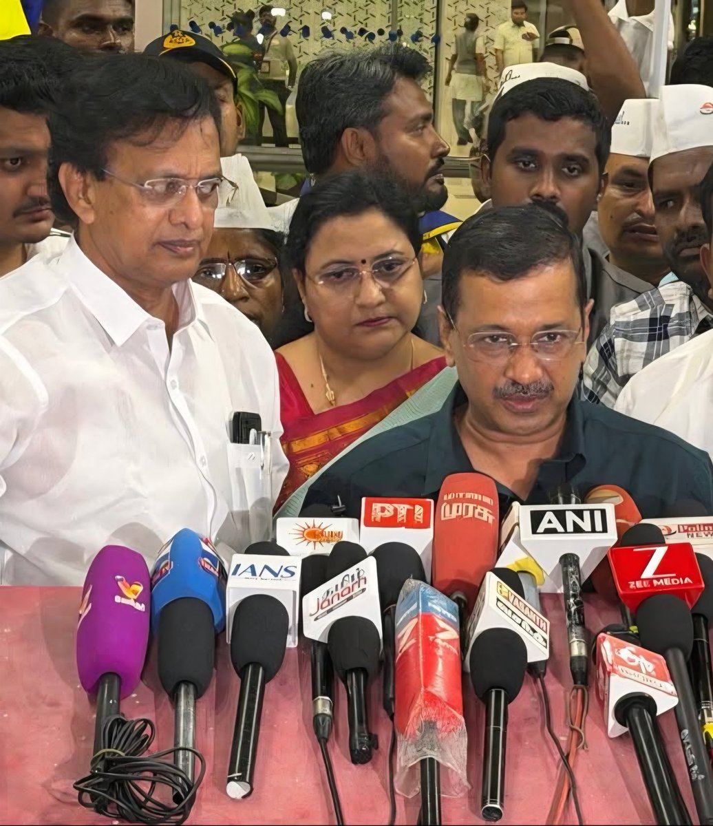 National Convenor  of Aam Aadmi Party and former Delhi Chief Minister Mr.Arvind Kejriwal arrived in Chennai last evening welcomed by the State President of Tamil Nadu Aam Aadmi Party Vasigaran alongwith the Aam Aadmi Party cadres gave a warm welcome at chennai Airport. State