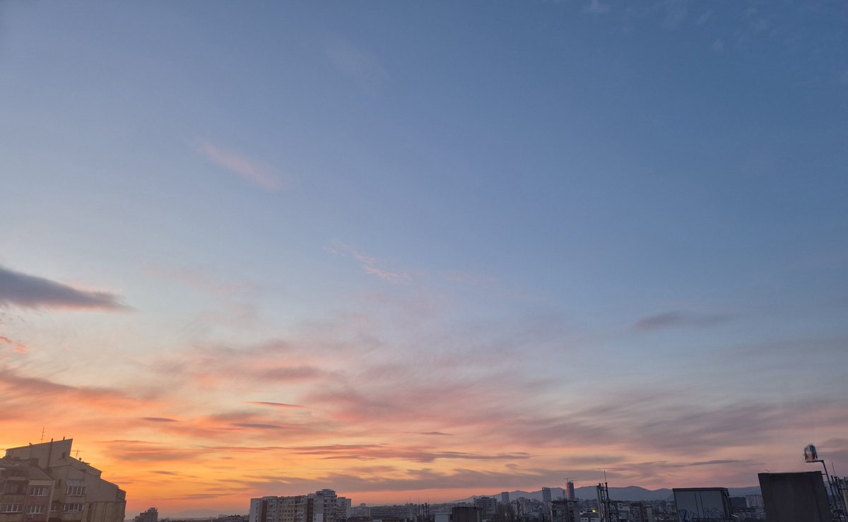 Новините не са добри, но пък изгревът е обещаващ.