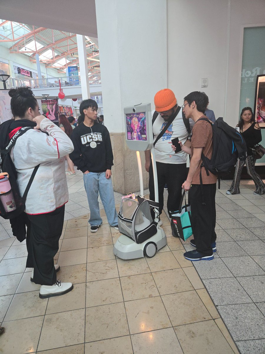 notmonter's tweet photo. Vtubers in the wild, @The_VTRC  you guys got some crazy tech to bring them out and about, and thats cool as hell https://t.co/S30uRWvHaQ