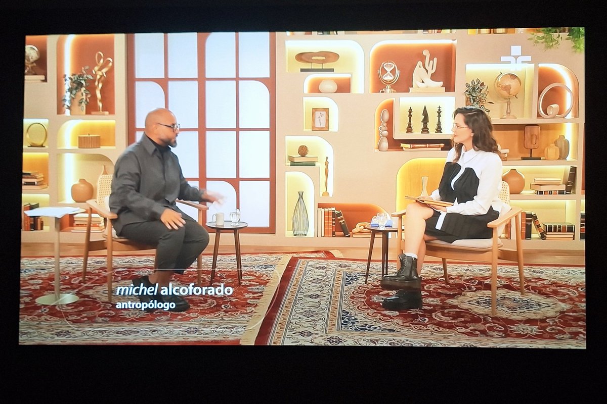 Não gostei desse novo formato do Café Filosofico. 
O convidado ficar de papo com uma apresentadora n permite o convidado aprofundar o tema proposto da palestra.