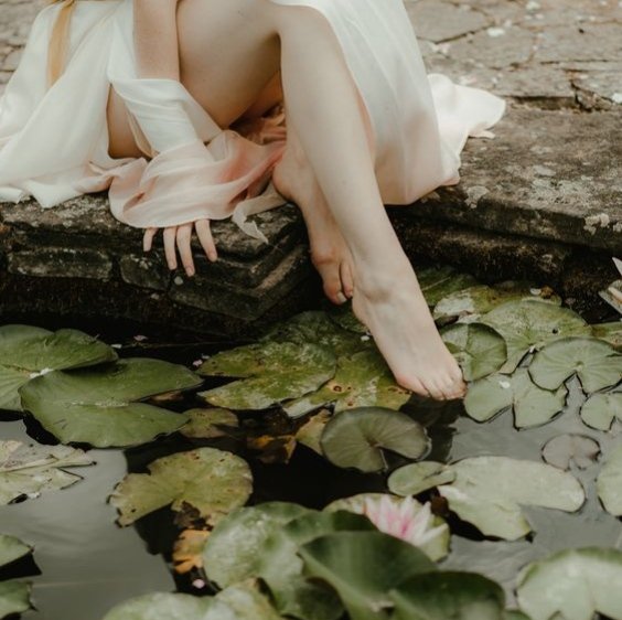 MagiAllie's tweet photo. And what if I said:
Dunk as the Targaryens' gardener, Aerion returning from boarding school right before WWII, and... it's an Omegaverse AU?

Would you read it?

https://t.co/yx8A1S9sZ1

#Dunkaerion #AKOTSK https://t.co/RVrfOsAhb7