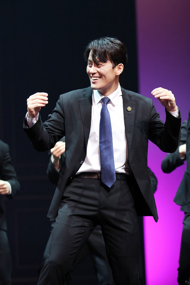 최쟤웅 웃는 얼굴 좋아하는 이유 
눈 옆으로 너무너무 예쁘게 주름 잡힘