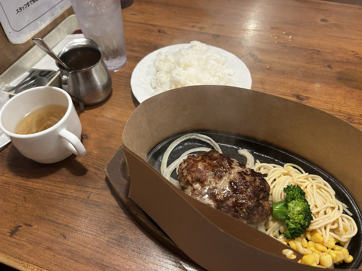 t_uvx's tweet image. 焼きたての鉄板ハンバーグ200g
ライス（大盛り〜1ポンド）無料
スープおかわり無料
これだけつけて約千円とは…
そら皆んな通うやーつですやん！
サイコロも良さげだなぁ🎲
#秋葉原 #HERO'S