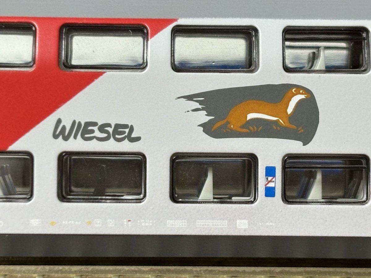 DR_InterEX's tweet photo. Jägerndorfer Collectionの二階建て客車モデル、ÖBB City Shuttle 「Wiesel」のロゴ。

ドア横の小さなマークも、しっかりイタチになっていますね。 https://t.co/0MPWzs9fVS