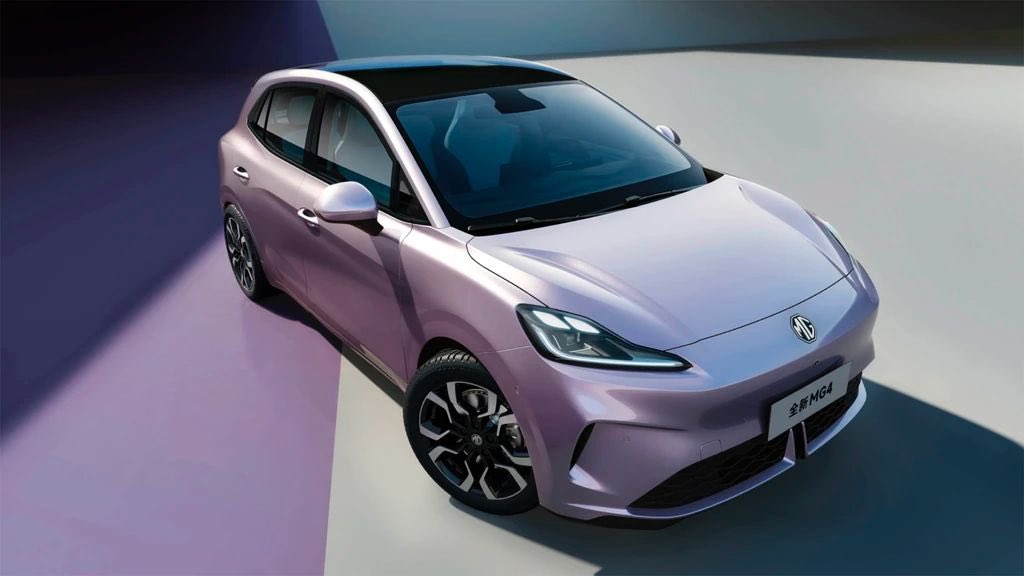 AutosyMas's tweet image. #MG presentó el nuevo MG4 2026, un hatchback eléctrico que integra IA, pantalla central de 15.6”, asistencias L2+ y opciones de batería con hasta 530 km de autonomía.
@MGMotorMx #MG4 #IndustriaAutomotriz #EV