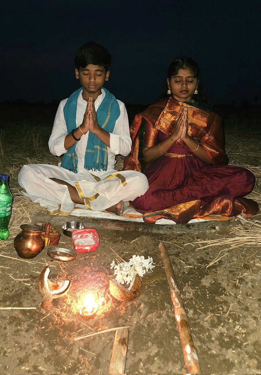 HANUMAGGARI1's tweet photo. మట్టి నేలను నమ్ముకునే బ్రతికే మేము. 
ఆ మట్టి తల్లిని ముద్దడుతూ,పుజా కార్యక్రమం నిర్వహించిన వేళ ఈ రోజు 
ఆక్షయ తృతీయ సందర్బంగా ఈ రోజు మా పోలంలో మట్టి తల్లికి పూజా కార్యక్రమం నిర్వహించడం జరిగింది 
@RaoKavitha
#akshayatruthiya #అక్షయతృతీయ #fastival #mattithalli #మట్టితల్లి #పుడమి #agriculturelife #agriculture #villagelife #vibes #love #happiness