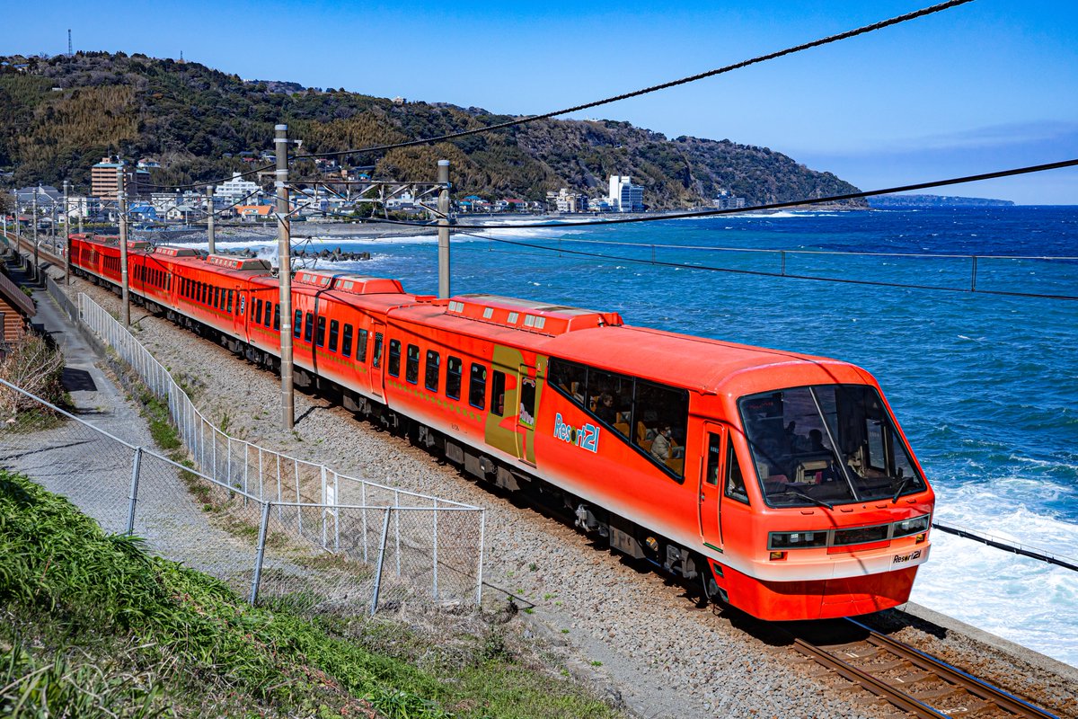 express_photo_'s tweet photo. 前照灯がLEDに換装されたキンメ電車。B行路で白田の定番は順光。
赤くて目立つのは良いですが、個人的にはトリコロールカラーをもう一度見てみたい。 https://t.co/7ANtA0W2yy