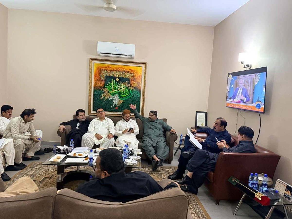 fzbhutto's tweet photo. President PPP Ladies Wing Adi Faryal Talpur chaired a key organizational meeting with PPP District Jamshoro President @SeydAsifShah &amp; General Secretary @MohanLalUkrani at Zardari House Karachi, other senior party leaders were also present.
#PPPdigitalJamshoro #PPPdigitalSindh https://t.co/DPPfJ1mU92