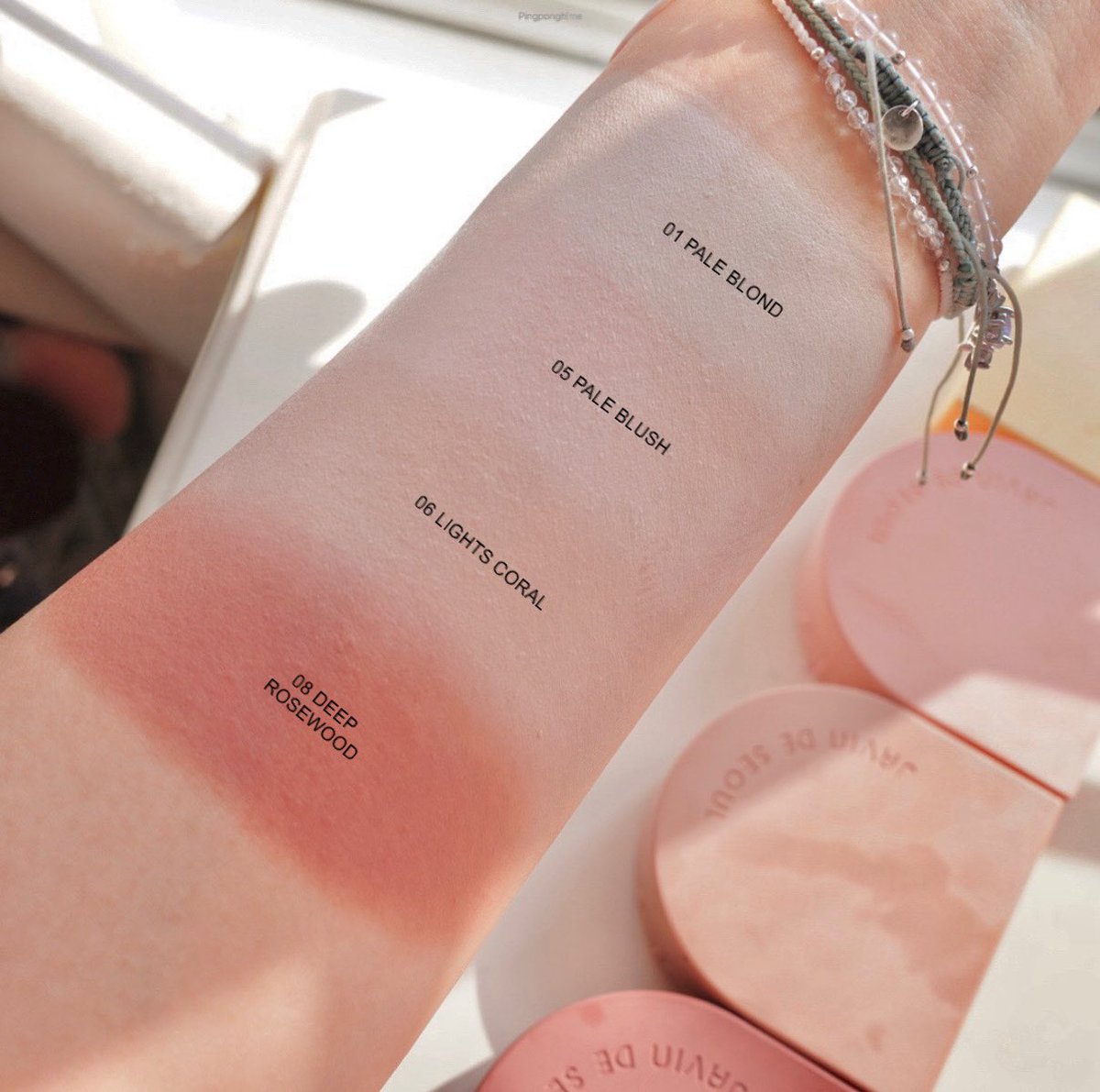 วงการบลัชหลายสีสร้างมิติให้ใบหน้าคือเข้าแล้วออกไม่ได้เลย รู้สึกแต่งหน้าสวยขึ้น ของ Javin de Seoul เค้าเป็น Cushion Shade Primer ไม่ใช่แค่บลัช คือสร้างมิติให้หน้าได้เลย

ปองใช้ สี 01 Pale Blonde แทนไฮไลท์ แตะตรงแสงกระทบ สันจมูก ได้มิติแบบหน้าผ่องธรรมชาติ
05 Pale Blush