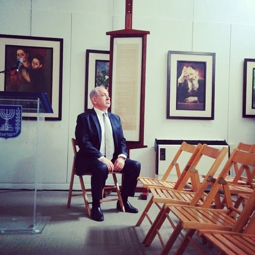 את התמונה הזו צילם ברק רביד ב-2015.
היא עדיין משקפת את הביב, המלא בעצמו, בריקנות שסביבו.
התמונה צולמה יום לפני יום העצמאות בבית הכרזת העצמאות בשדרות רוטשילד בת"א. לצערי, היא משקפת גם כמה רוקנה הכרזת העצמאות מתוכן וכמה ריקים אנחנו מעצמאות.