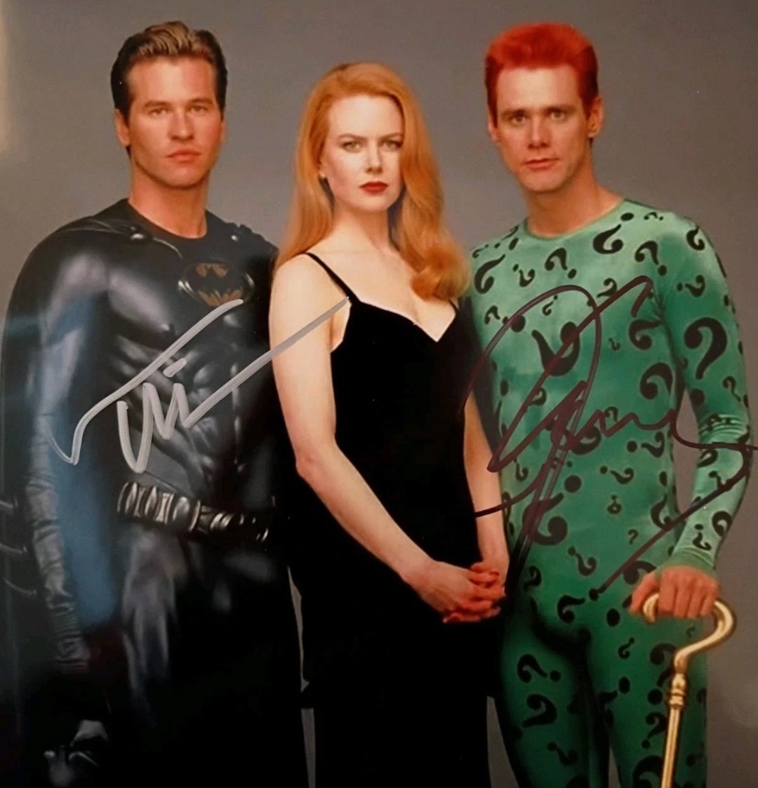 2020年からずっとヴァルの画像検索してきたけどこの写真は初めて見たからヴァルのサインもあるけどAIとか加工した画像なんだろうなと思う。