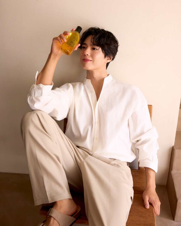 slist2015's tweet photo. 박보검, 50주년 록시땅 앰버서더 발탁 “진정성 가치 공유”

#박보검 
#배우박보검 
@BOGUMMY
#朴寶劍 #ParkBoGum 
#록시땅  
#록시땅X박보검 
#박보검X록시땅
⬇️관련기사⬇️
https://t.co/HN1NxtpUyq https://t.co/fJKiZiPN1n