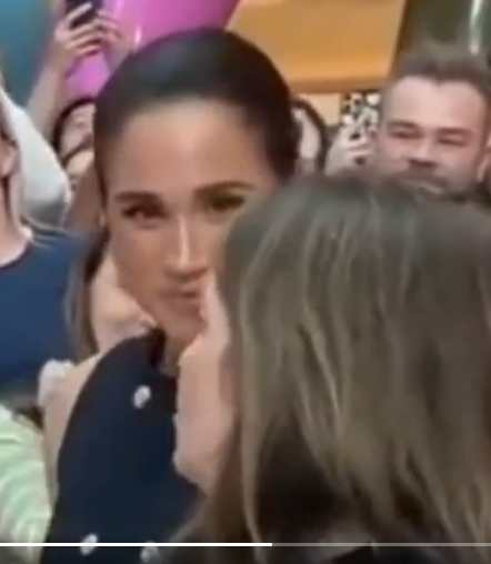 JDEadonWriter's tweet image. Yes, indeed. 💯
Here is Meghan, employing her demonic death stare against an Australian woman who dared to approach tourist Prince Harry. (He's a traitor, but she still preferred talking to him than to Meghan.)
#MeghanMarkle #Bully