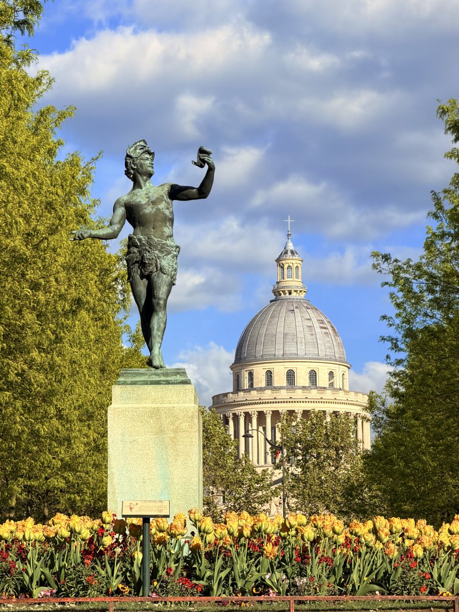 YukiUsagico's tweet image. リュクサンブール公園の花々は、パリの春の最も美しい一コマです。4月にパリを旅行できて本当に良かったです！🤗 #パリ