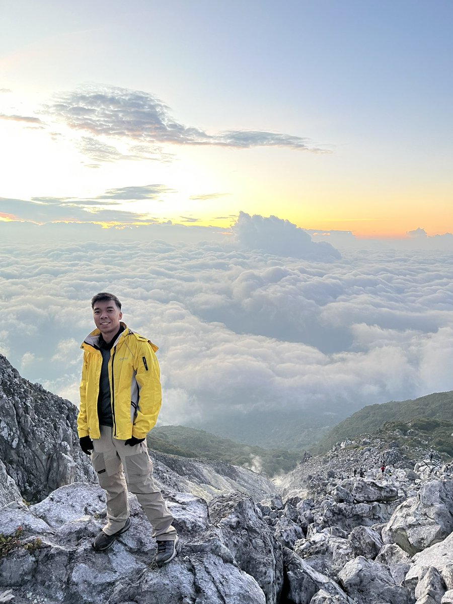 lau_ronn's tweet photo. Made it anyway. 

Sobrang memorable. Faith in humanity restored. Iba din talaga ang bayanihan sa hiking community 🥺

Mt. Apo 2954masl
17.04 - 19.04 https://t.co/xRslVqohiI