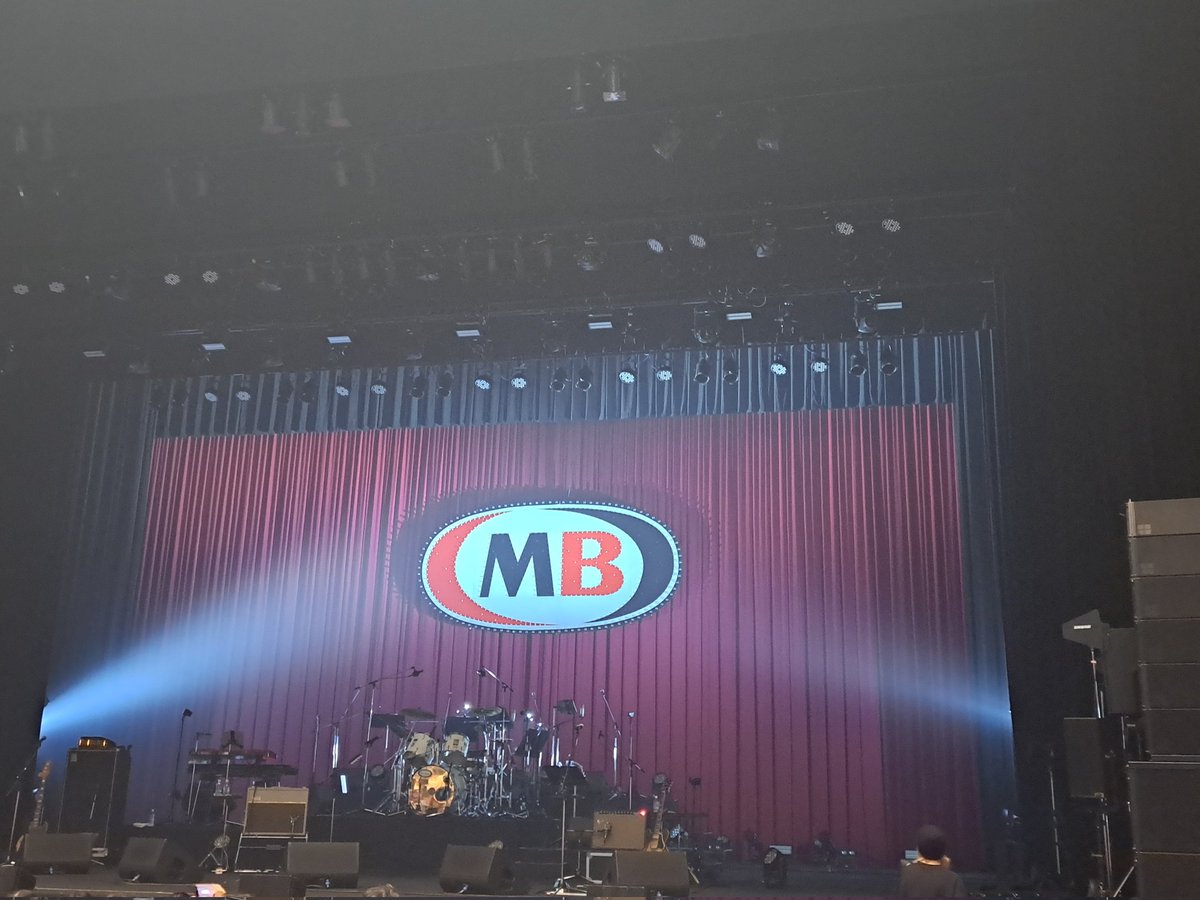 emiiiiiko's tweet photo. 先日行った年に一度の真心ブラザーズ10人編成ライブ「テナシャス」
一年過ぎるのが早いなあと思ったし、さらっと歌う「人間はもう終わりだ」が最近の世界事情にぴったりで、刺さりまくりました
電球の事情で今までのロゴは終わりのようです(開演前になんとなく撮影しておいて良かった) https://t.co/xQBiUJrGQn
