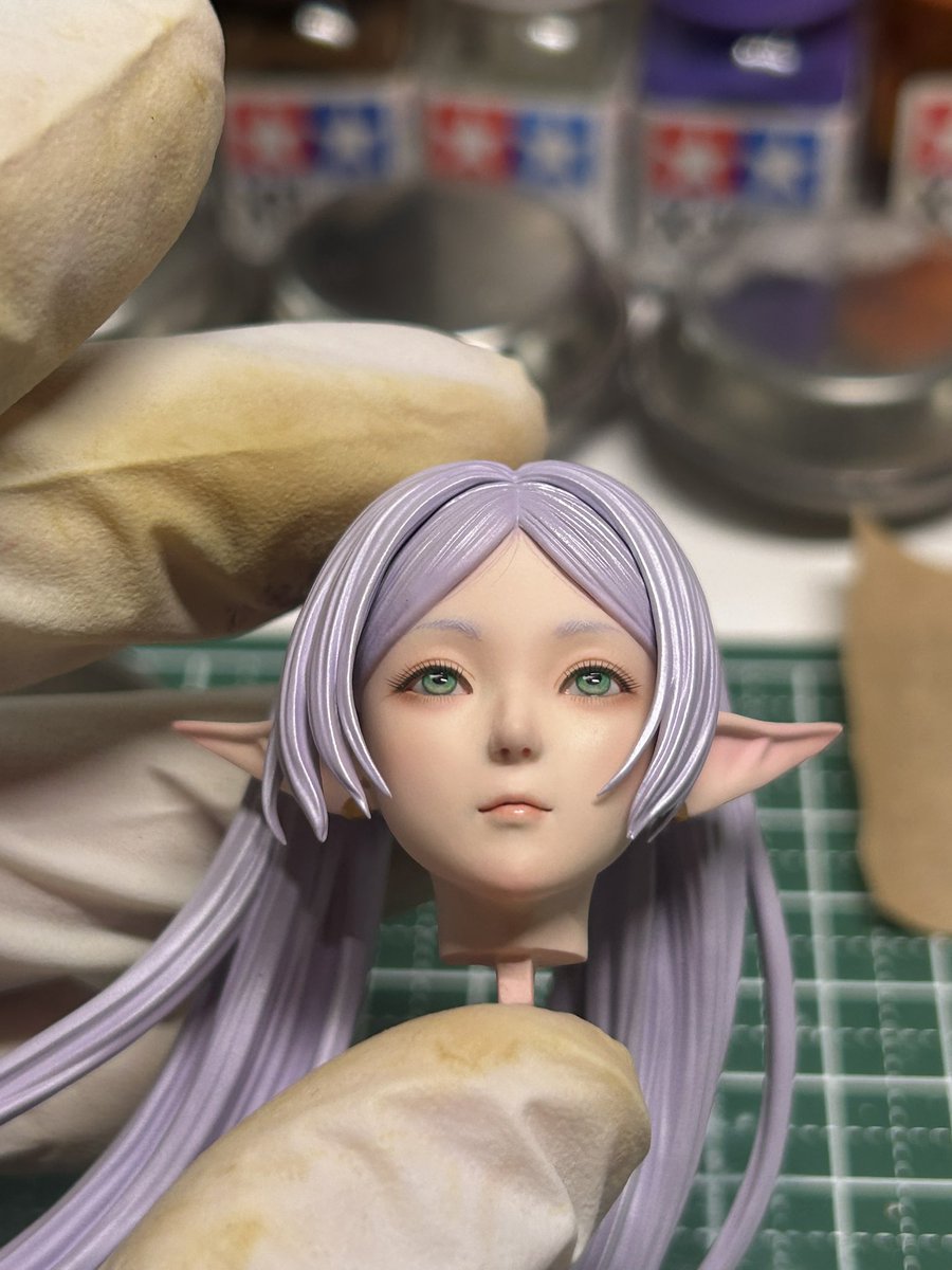 フリーレン。まつ毛植毛完了。
前回より引き算で施行しました。
クリッとした表情は眉の位置と目の大きさで表現しました。