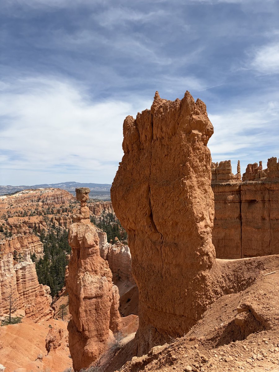 CheTweetZ's tweet photo. Bryce Canyon is so stunning! I have no idea why I look so annoyed in the first pic while actually enjoying the scenery so much 🤨 https://t.co/Gv46Xe0x2n
