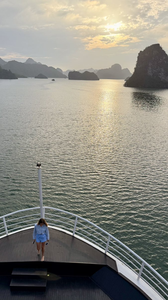 hafelg's tweet image. The missing #Vietnam files, day 24: Exactly one year ago today, we were cruising #HaLongBay. Limestone cliffs, calm water, and that hazy April light. Still thinking about this one 🛥️🌿

#Latergram #AprilMemories #SoutheastAsia