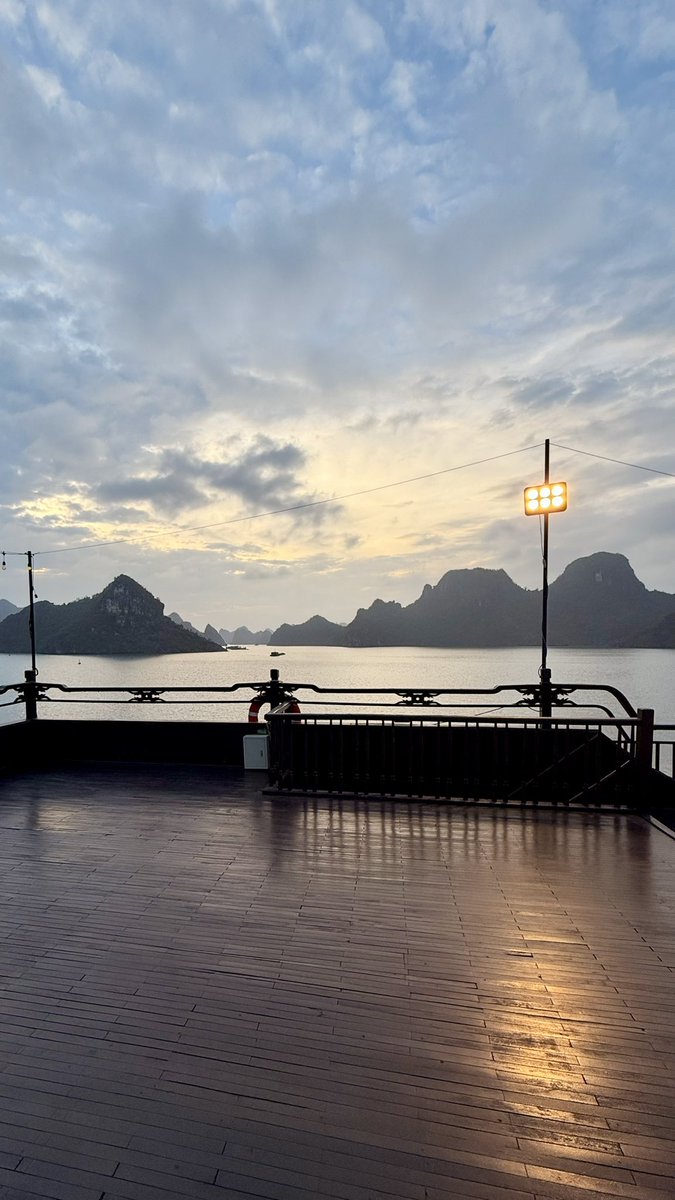 hafelg's tweet image. The missing #Vietnam files, day 24: Exactly one year ago today, we were cruising #HaLongBay. Limestone cliffs, calm water, and that hazy April light. Still thinking about this one 🛥️🌿

#Latergram #AprilMemories #SoutheastAsia