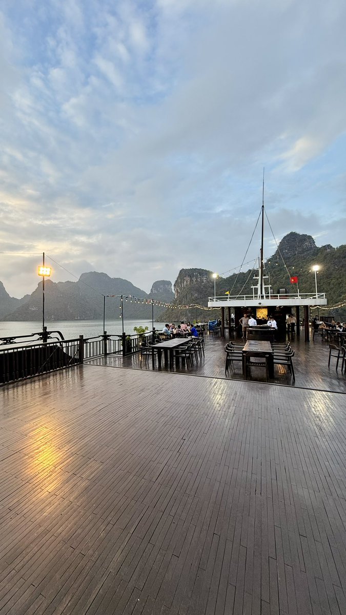 hafelg's tweet image. The missing #Vietnam files, day 24: Exactly one year ago today, we were cruising #HaLongBay. Limestone cliffs, calm water, and that hazy April light. Still thinking about this one 🛥️🌿

#Latergram #AprilMemories #SoutheastAsia