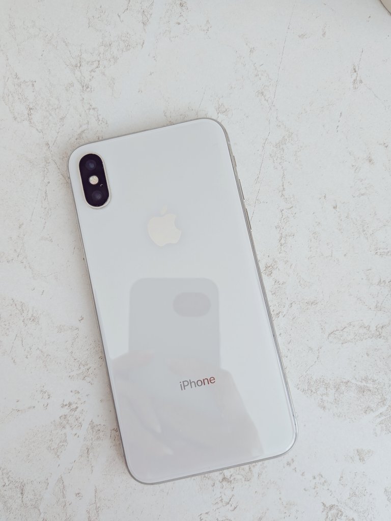 yutory7's tweet photo. もうすぐお別れのiPhoneX様（2代目）長年使ったけど相変わらず美しい…。
肌に吸い付く質感大きさフォルム色全てが美しい。今までありがとう🥹
Pixel10aはiPhone5sを思い出させもくれる感じです。背面はちょっと玩具みたいで可愛いです。 https://t.co/aERcN32GDN