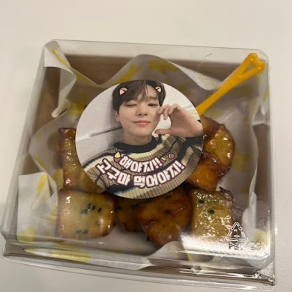 dotdotllama's tweet image. #VANNER #Hyesung went viral for being a sweet potato fairy. He made sweet potatoes and handed them out to fans.
m.blog.naver.com/PostView.naver…