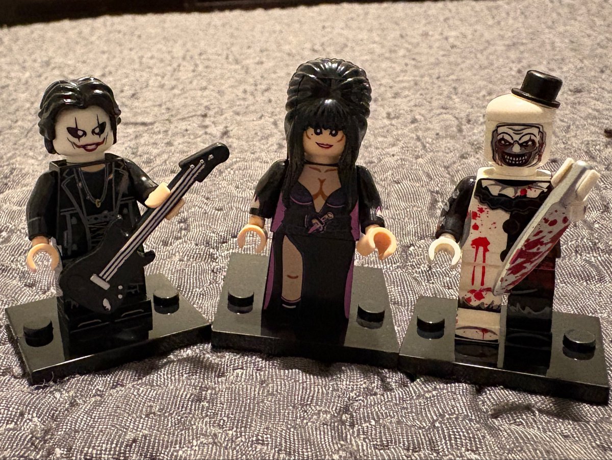 TheVulgarZombie's tweet image. The crew is in town
#elite