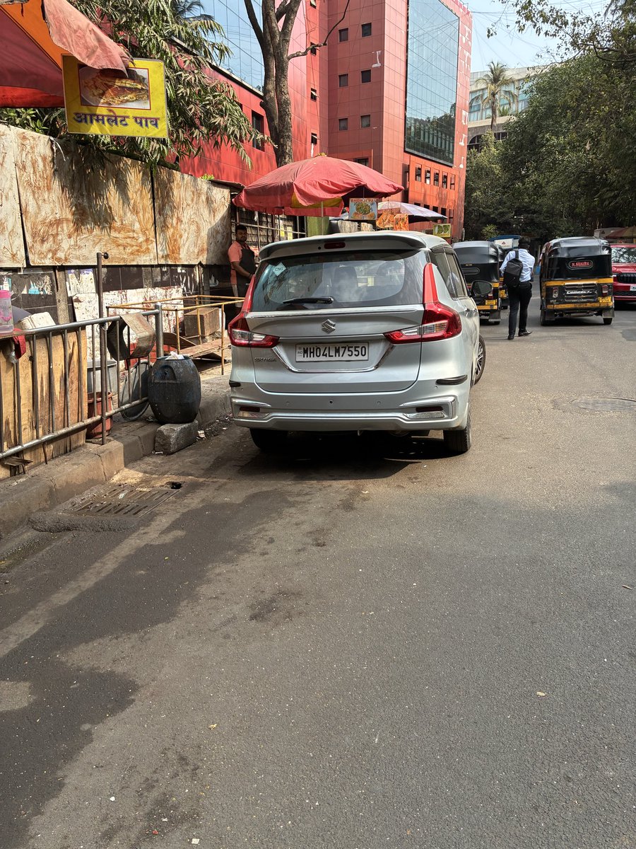 baidmo's tweet photo. @MTPHereToHelp car parked at a turn on the road blocking passage of other cars and disruption of traffic. On requesting removal, the owner refused to remove. https://t.co/1xtNXI92I9